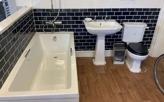 07 - Portsmouth Plumbing Supplies - Bathroom Showroom - Panel Bath, Full Pedestal Basin and a Toilet